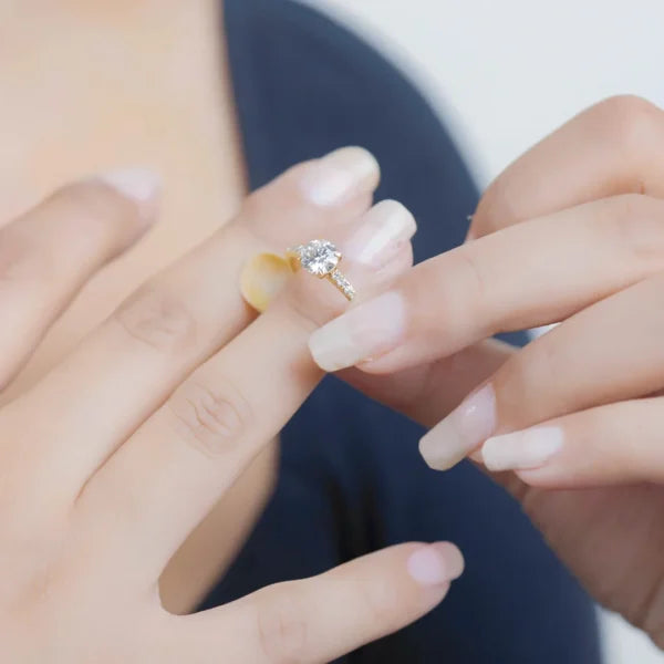 Kimalteleva pasianssi-timanttisormus